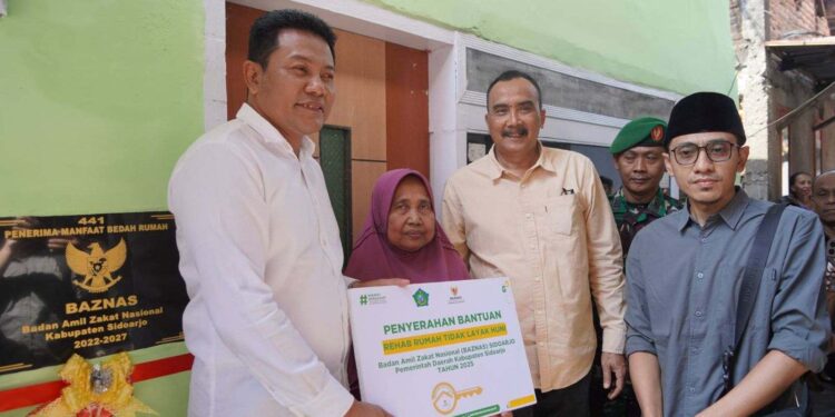 Apresiasi Baznas dan ASN Sidoarjo, Bupati Subandi Serahkan Kunci Renovasi RTLH