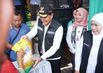 Berharap Distribusi Merata, Pasar Murah Ditinjau Gubernur Jatim dan Bupati Subandi