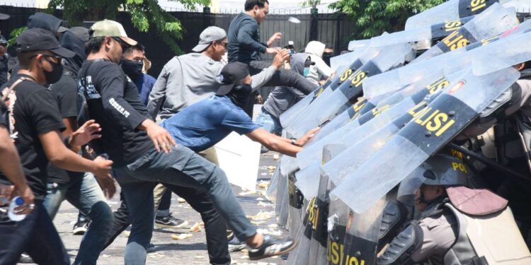 Jaga Stabilitas Kamtibmas, Polda Jatim Gelar Simulasi Sispamkota