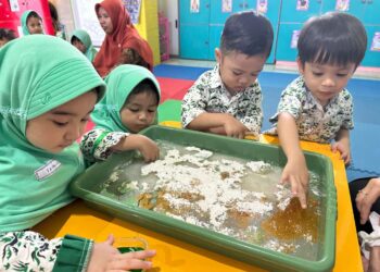 Gandeng FKM Unair dan Dinkes Sidoarjo, KB-TK Al Muslim Gelar Edukasi Cuci Tangan