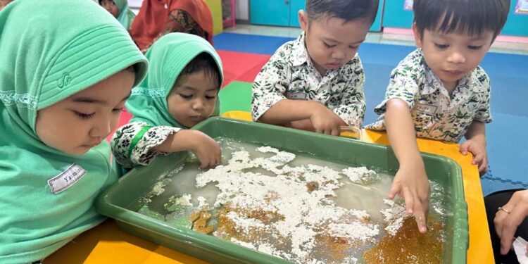 Gandeng FKM Unair dan Dinkes Sidoarjo, KB-TK Al Muslim Gelar Edukasi Cuci Tangan