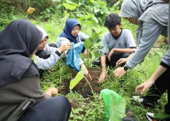 Kolaborasi Bersama Ecoton,  Kader Adiwiyata SMA Al Muslim Tanam Pohon di Bantaran Sungai