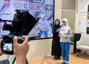 Siswa SD Al Muslim Kunjungi Unesa, Belajar Jadi Presenter Berita