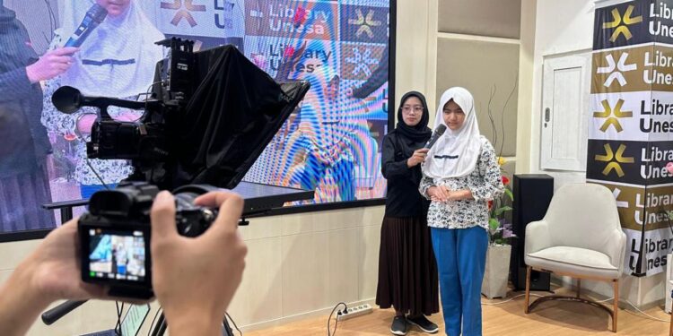 Siswa SD Al Muslim Kunjungi Unesa, Belajar Jadi Presenter Berita