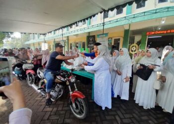 Yayasan Al Muslim Jatim Gelar Baksos untuk Ribuan Dhuafa dan Ratusan Anak Yatim