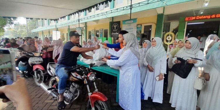 Yayasan Al Muslim Jatim Gelar Baksos untuk Ribuan Dhuafa dan Ratusan Anak Yatim