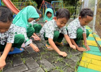 Aksi Nyata KB-TK Al Muslim Peringati Hari Bumi