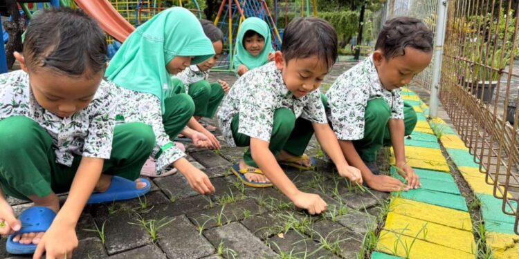 Aksi Nyata KB-TK Al Muslim Peringati Hari Bumi